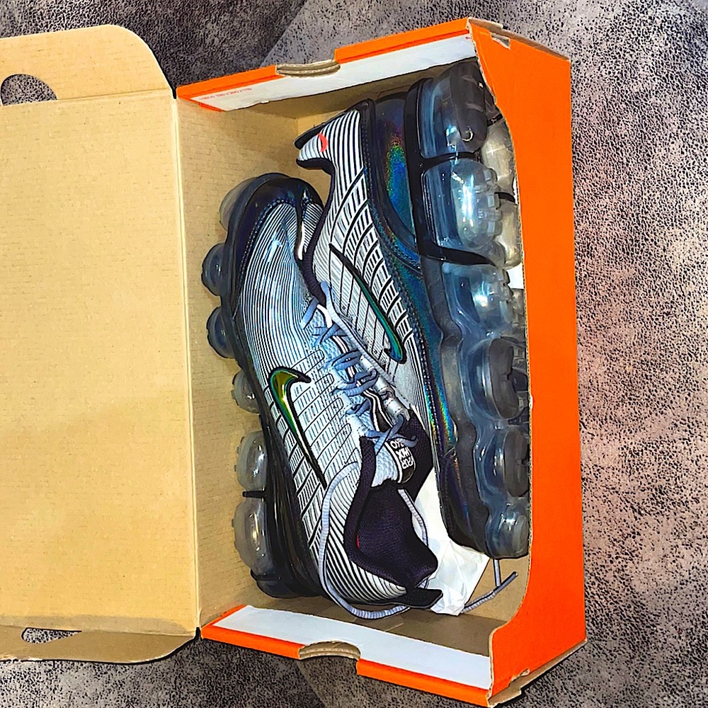 I am selling the Vapor MAX 360 nikes